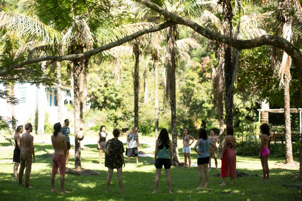 Grupo participando en un encuentro de Voz Dínamo al aire libre