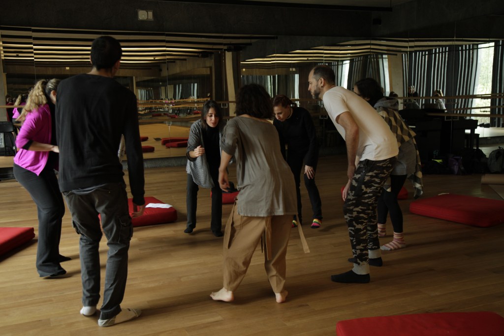 Entrenamiento vocal grupal con Liza Casullo, ejercicios de expresión y sonoterapia vocal